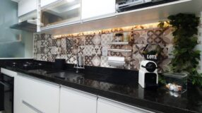 Porta-pão: Como Usar Esta Peça Funcional na Cozinha com 10 Dicas 7 Um porta-pão vintage que dá um toque retrô ao ambiente.