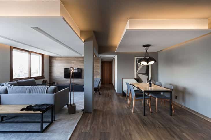 Aposte na decoração minimalista em tons de cinza: o apartamento do jovem solteiro 7 Ambientes integrados com conceito de espaço único.