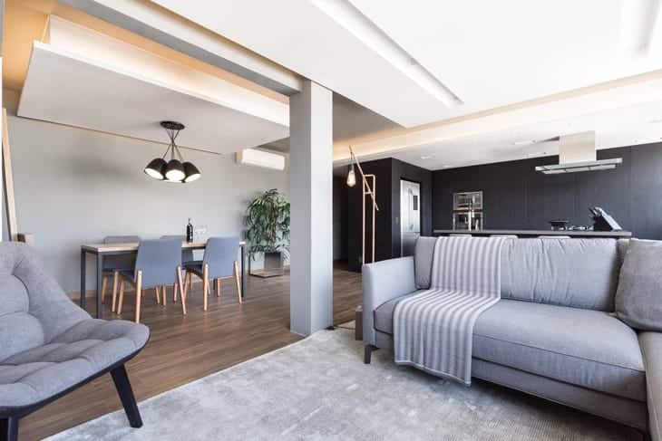 Aposte na decoração minimalista em tons de cinza: o apartamento do jovem solteiro 9 Sala de TV confortável e moderna em tons de cinza.