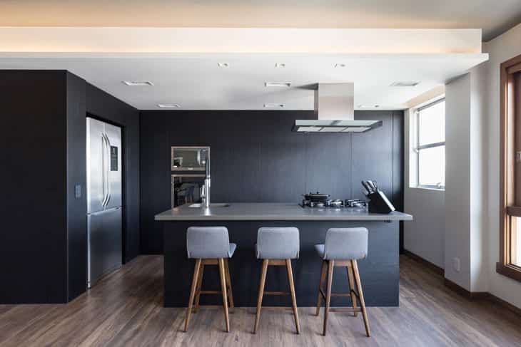 Aposte na decoração minimalista em tons de cinza: o apartamento do jovem solteiro 10 Cozinha gourmet ideal para receber amigos.