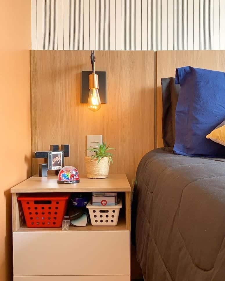 A arandela traz um charme adicional ao quarto.