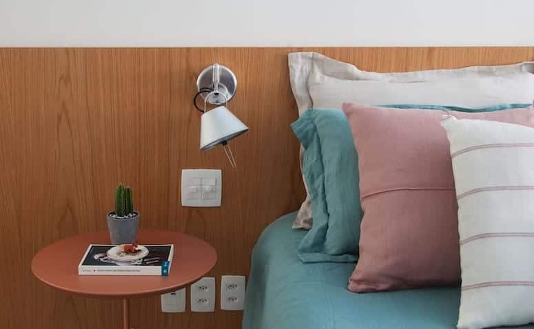 A arandela para quarto é uma charmosa substituta para o atemporal abajur e, ainda por cima, garante mais espaço na mesa de cabeceira, além de adicionar mais elegância à decoração.