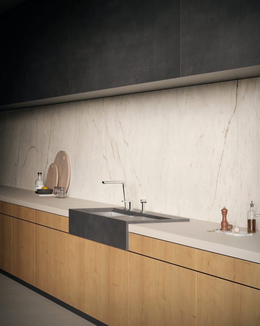 Altamente resistente, bancada de cozinha em porcelanato é a melhor opção (Projeto: Portobello)