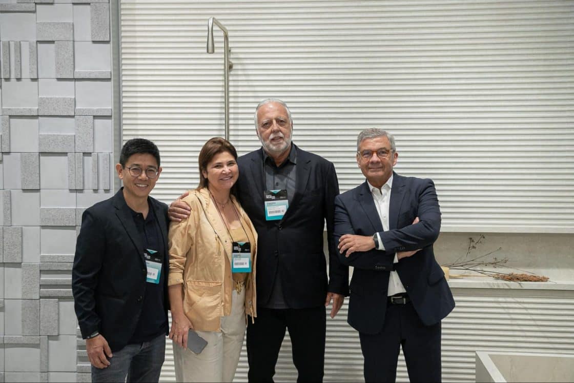 Portobello conquista três prêmios no Best in Show 10 7 John Suzuki, CEO, Chris Ferreira, CCO, Cesar Gomes Junior, chairman, e Mauro do Valle, conselheiro da Portobello Grupo, recebem o Best in Show por V Stone Graffi (Foto: Guto Campos)