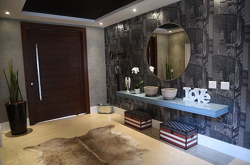 Casa da Anitta: Um Projeto Jovem e Estiloso 5 Foto do hall de entrada com decoração marcante e sanca de gesso.
