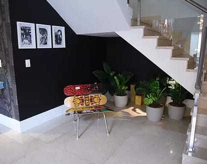 Casa da Anitta: Um Projeto Jovem e Estiloso 7 Decoração embaixo da escada com um minijardim.