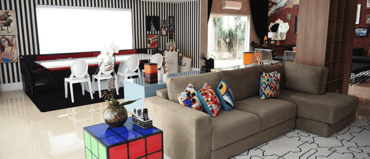 Casa da Anitta: Um Projeto Jovem e Estiloso 10 Salas de estar e jantar integradas com tapete e mesa lateral.