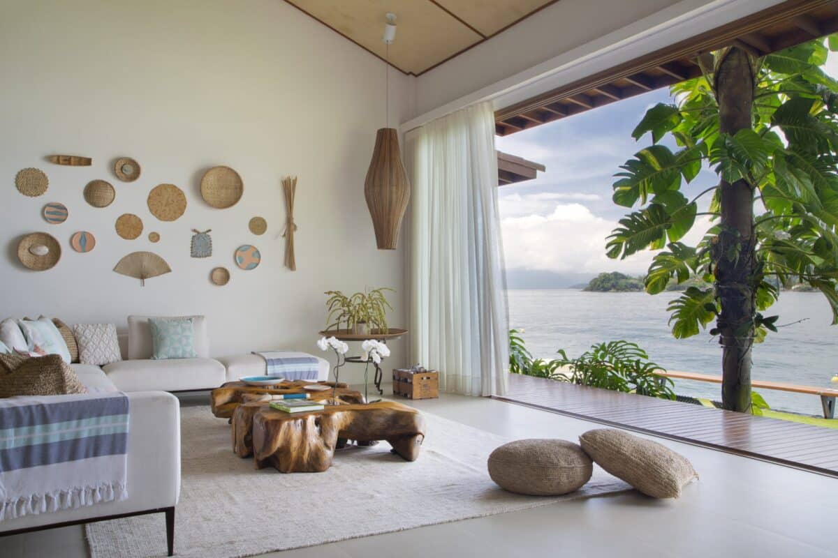 Descubra os 10 revestimentos que vão transformar sua casa de praia! 3 Revestimentos para casa de praia precisam ser duráveis, resistentes e práticos, como porcelanato. (Projeto: Amanda Miranda)