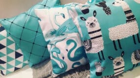 Almofadas Futon: 10 Ideias Para Decorar Com Conforto 5 A almofada futon pode ser colocada sobre um banco, ser usada como um assento extra ou até mesmo substituir o sofá.