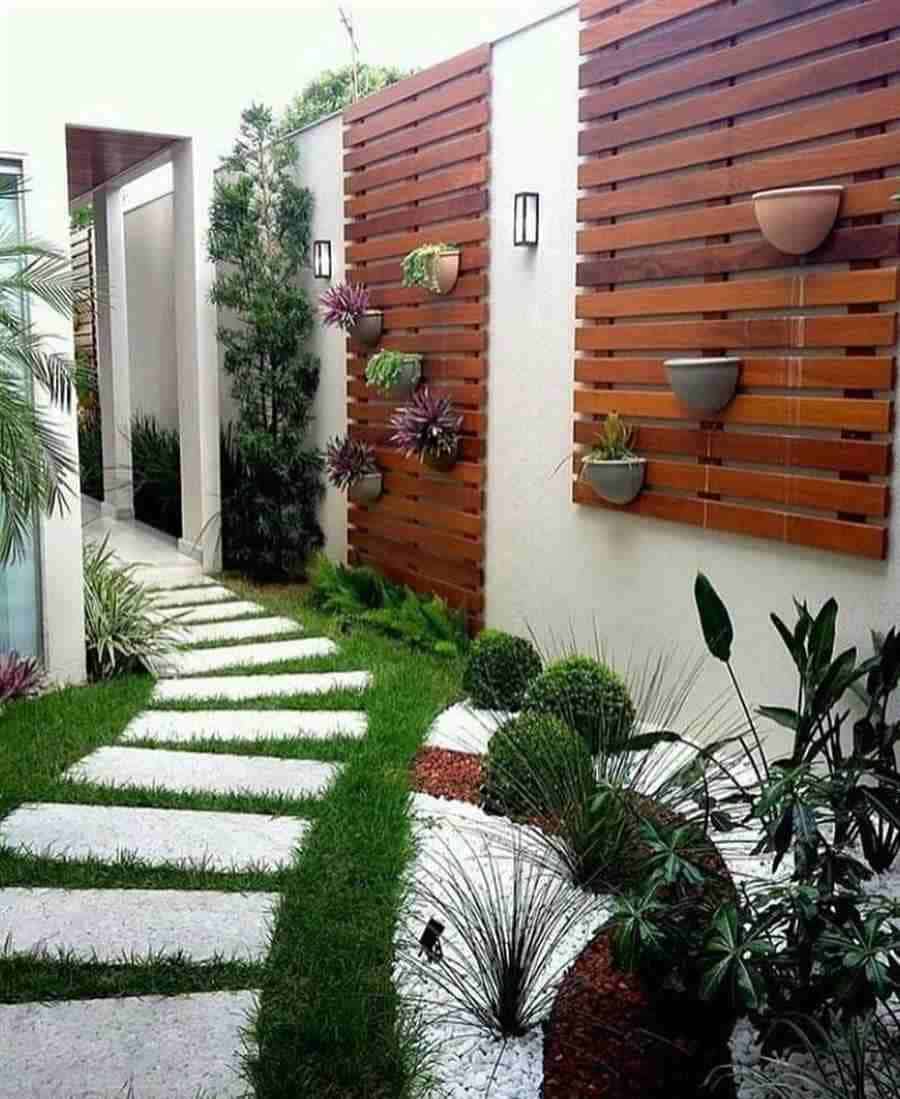 Segredos dos Paisagistas: 6 Truques Incríveis para Ampliar a Ilusão de um Quintal Estreito! 5 Corredor externo da casa com caminho e plantas