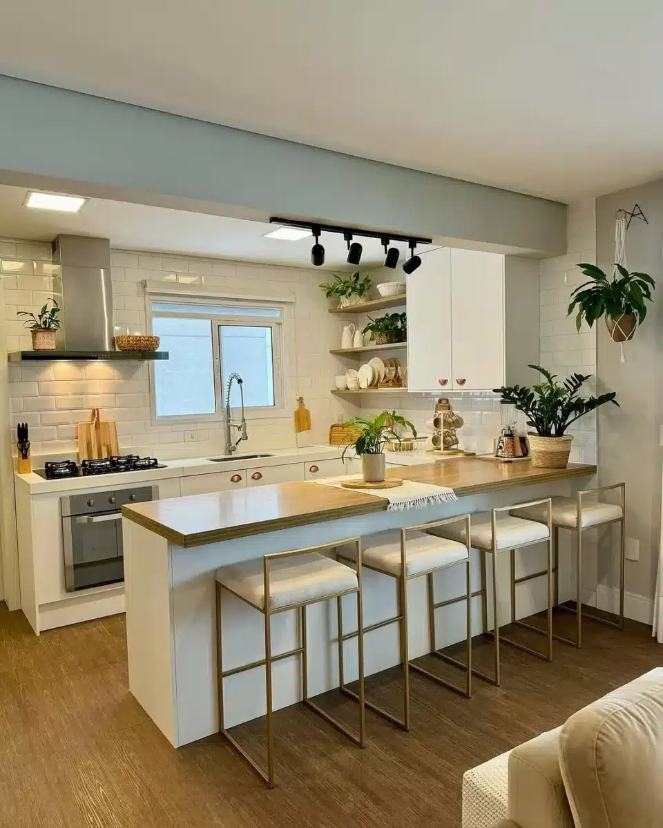 Você Está Usando o Piso Vinílico na Cozinha Corretamente? Veja os Benefícios e Dicas Essenciais! 7 Imagem de uma cozinha americana com vista para outro ambiente.