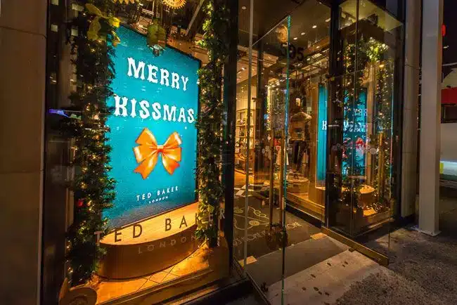 9 Dicas Para Montar uma Vitrine de Natal Encantadora 3 Um display digital como da Ted Backer, loja de roupas de lucho, exibe anúncios que chamam a atenção dos compradores. Também garante um visual simples e muito elegante.