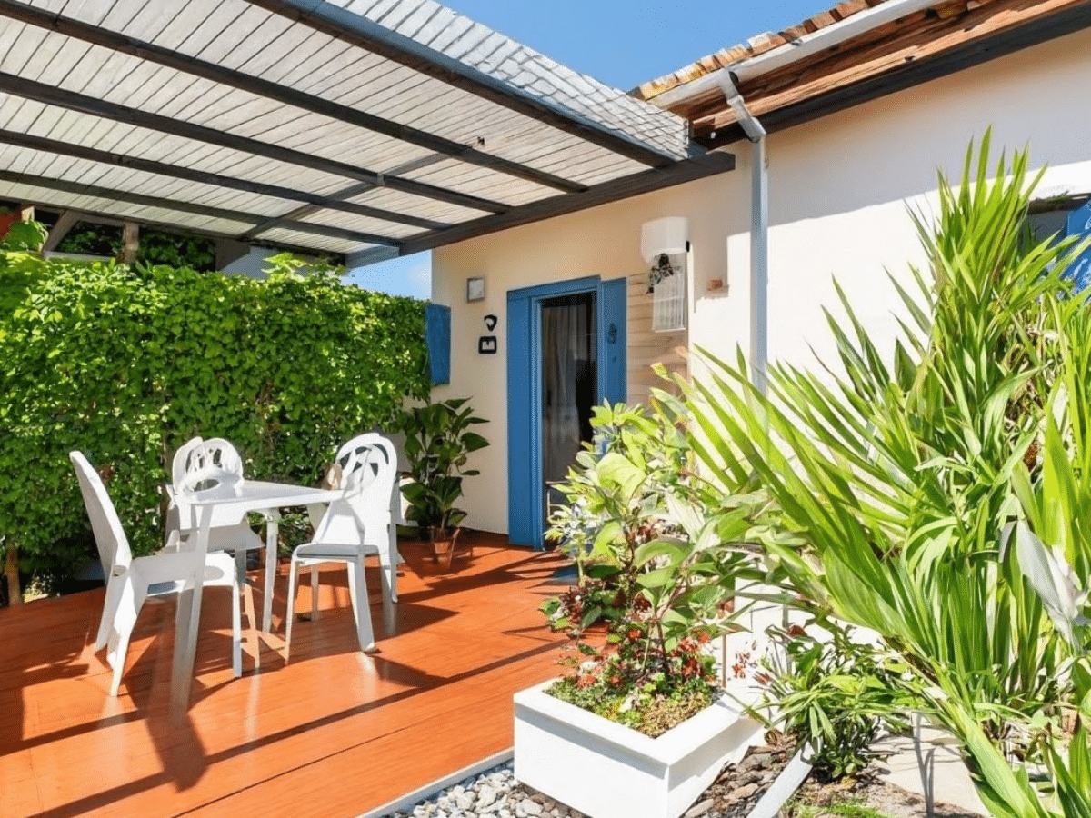 Segredos dos Paisagistas: 6 Truques Incríveis para Ampliar a Ilusão de um Quintal Estreito! 10 Deck para jardim coberto