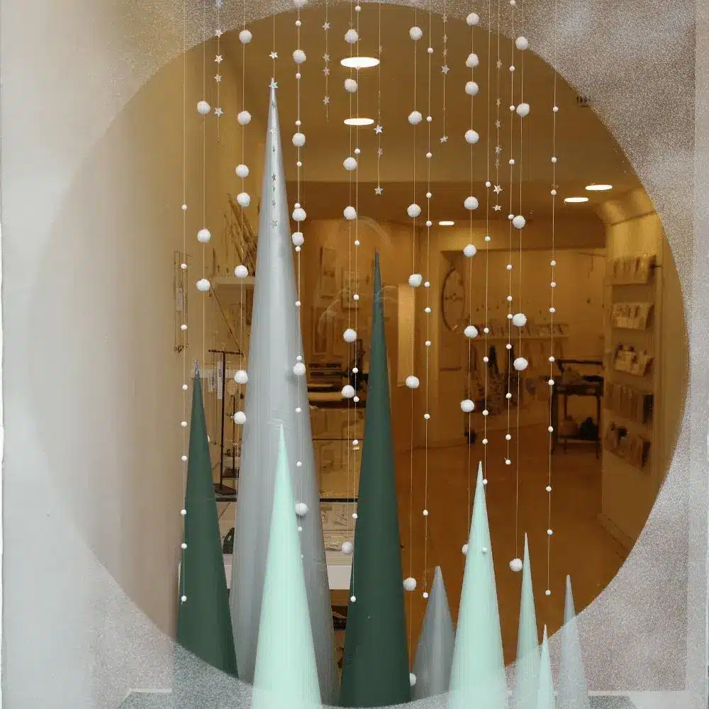 9 Dicas Para Montar uma Vitrine de Natal Encantadora 7 Imagem ilustrativa de uma vitrine de Natal com elementos divertidos e diferentes.