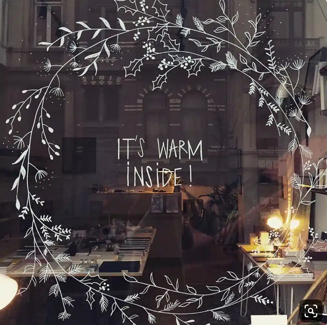 9 Dicas Para Montar uma Vitrine de Natal Encantadora 5 Imagem do display digital decorado com guirlandas e luzes de Natal, criando um visual festivo.