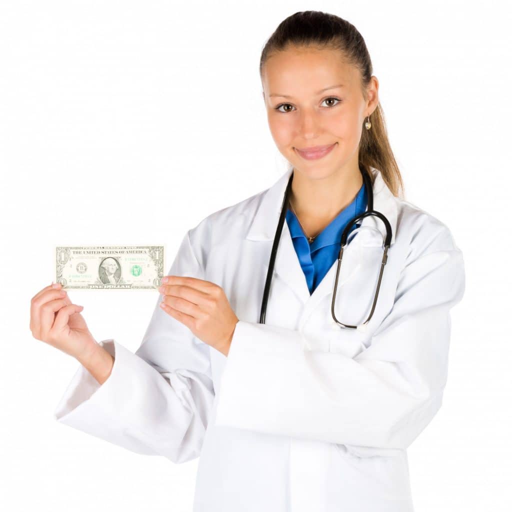Arquitetos e Designers: Dicas Para um Discurso de Vendas de Sucesso 7 Imagem de um médico segurando dinheiro, representando a relação de negócios entre profissionais de saúde e arquitetos.