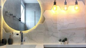 Descubra 50 Ideias Geniais para Transformar Banheiros Pequenos com Estilo! 5 Foto de espelho redondo para banheiro