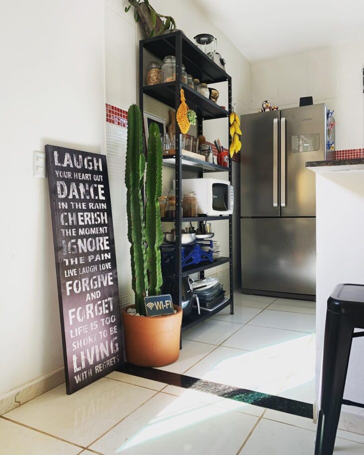 Transforme Seu Espaço: 30 Ideias Incríveis para Personalizar Seu Estante Industrial! 10 Plantinhas