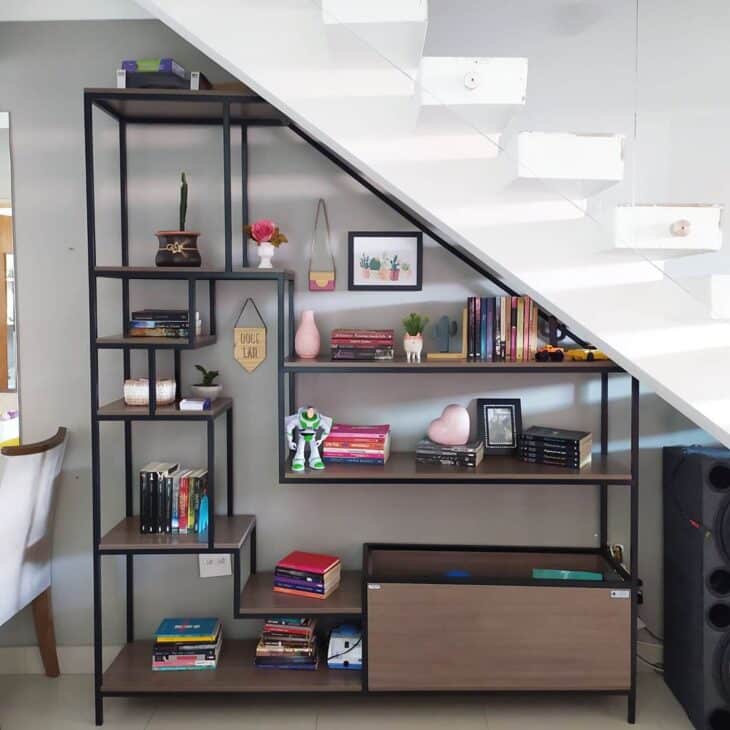 Transforme Seu Espaço: 30 Ideias Incríveis para Personalizar Seu Estante Industrial! 7 Eles servem para abrigar objetos decorativos
