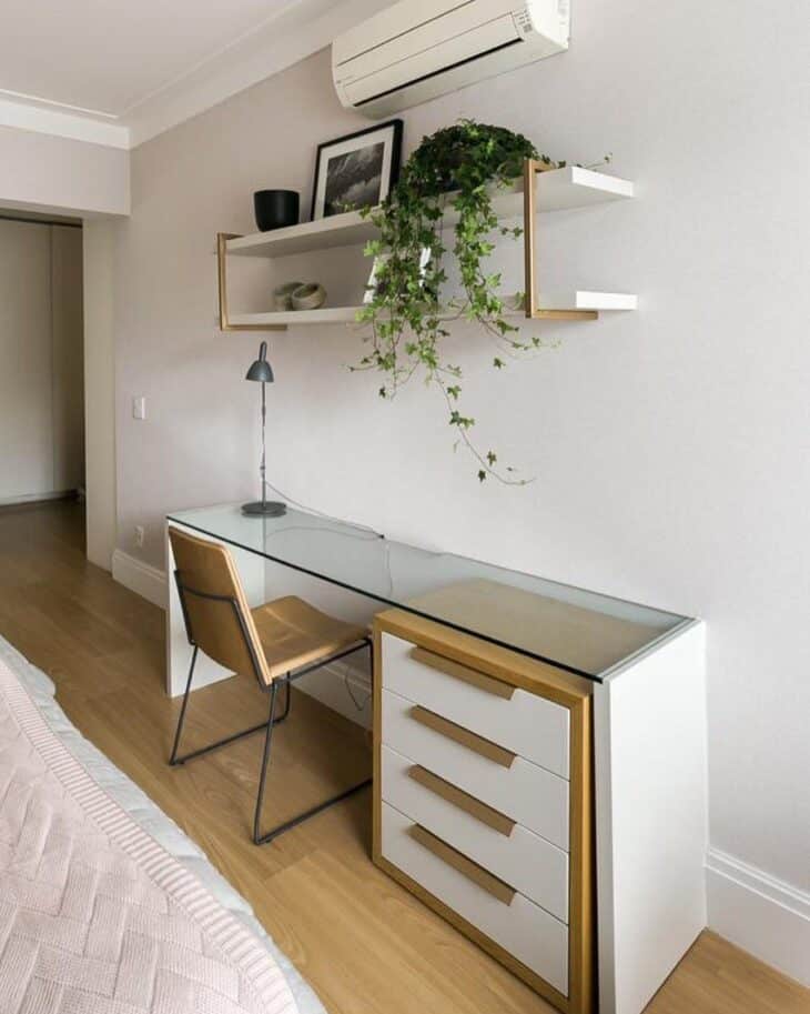 Descubra 30 Modelos de Estante Suspensa que Transformarão Seu Espaço! 1 Em madeira, ela dá um toque rústico para a decoração.
