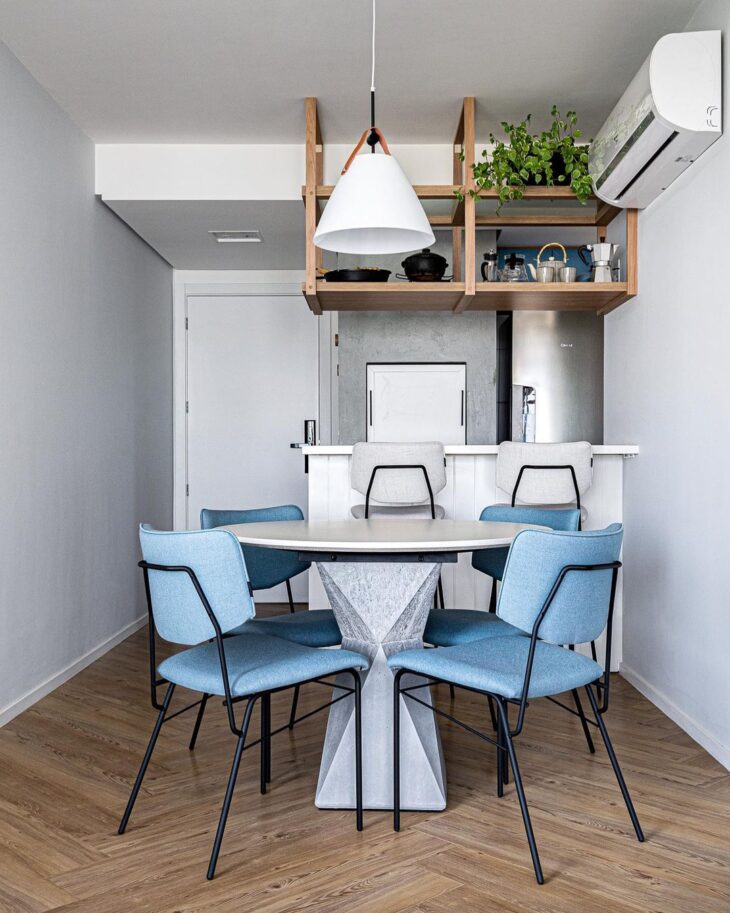 Descubra 30 Modelos de Estante Suspensa que Transformarão Seu Espaço! 10 Ela também combina muito bem com a área gourmet.