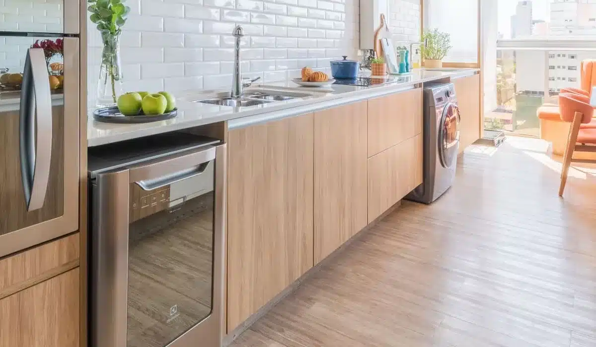 Você Está Usando o Piso Vinílico na Cozinha Corretamente? Veja os Benefícios e Dicas Essenciais! 9 Capa ilustrativa com diferentes estilos de cozinha.