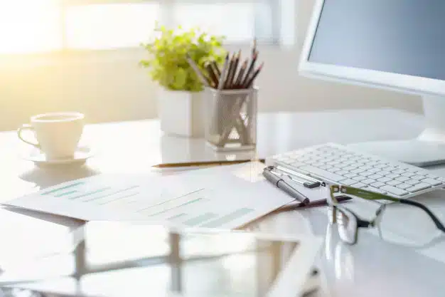 Como Criar um Home Office Confortável: Dicas Práticas para Profissionais em Casa 5 Imagem que destaca a importância da iluminação em ambientes de trabalho