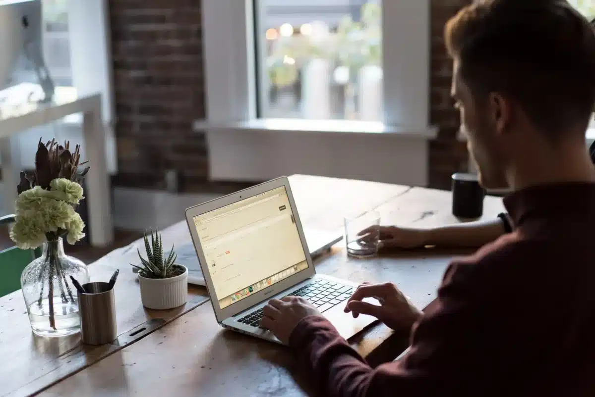 Como Criar um Home Office Confortável: Dicas Práticas para Profissionais em Casa 3 Imagem que ilustra dicas sobre como criar um home office confortável