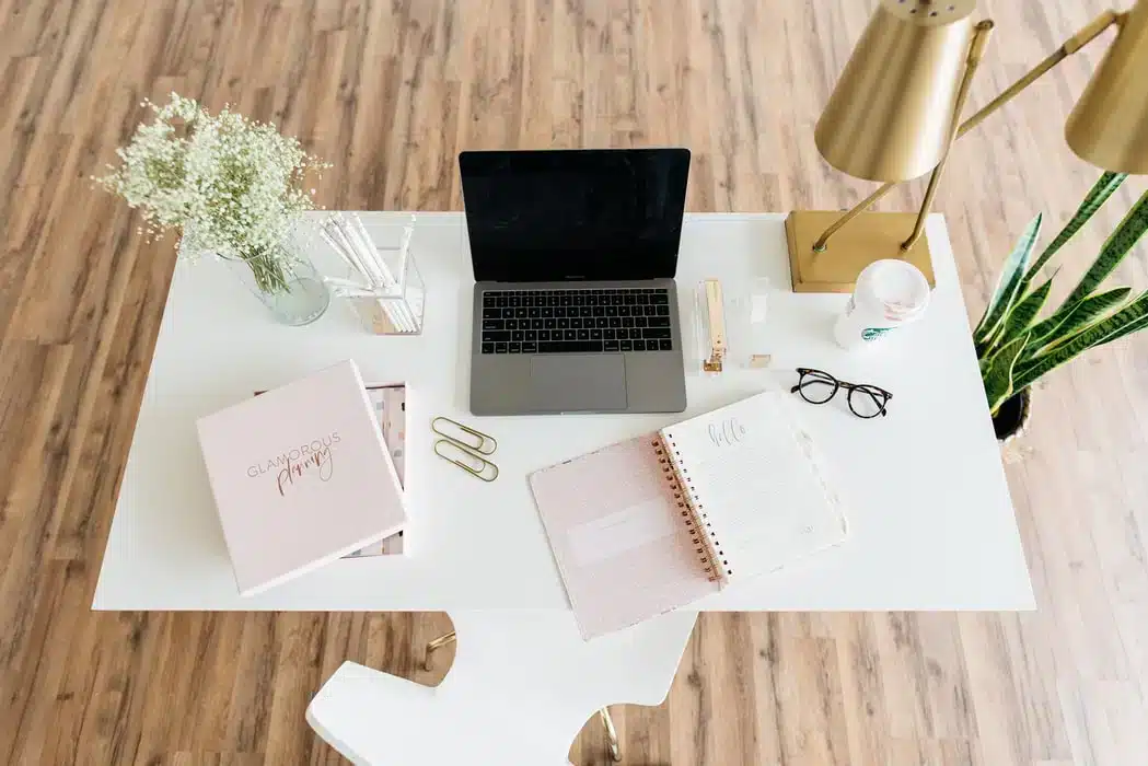 Como Criar um Home Office Confortável: Dicas Práticas para Profissionais em Casa 10 Imagem mostrando móveis essenciais para um home office