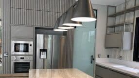 Desvende as Melhores Portas para Cozinha: Dicas e Inspirações que Você Precisa Conhecer! 9 Iluminação de cozinha