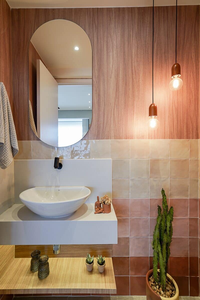 Descubra 6 Revestimentos Cor Pêssego que Estão em Alta e Transforme Seu Espaço! 9 Lavabo com revestimento em degradê rosado na parede atrás da cuba