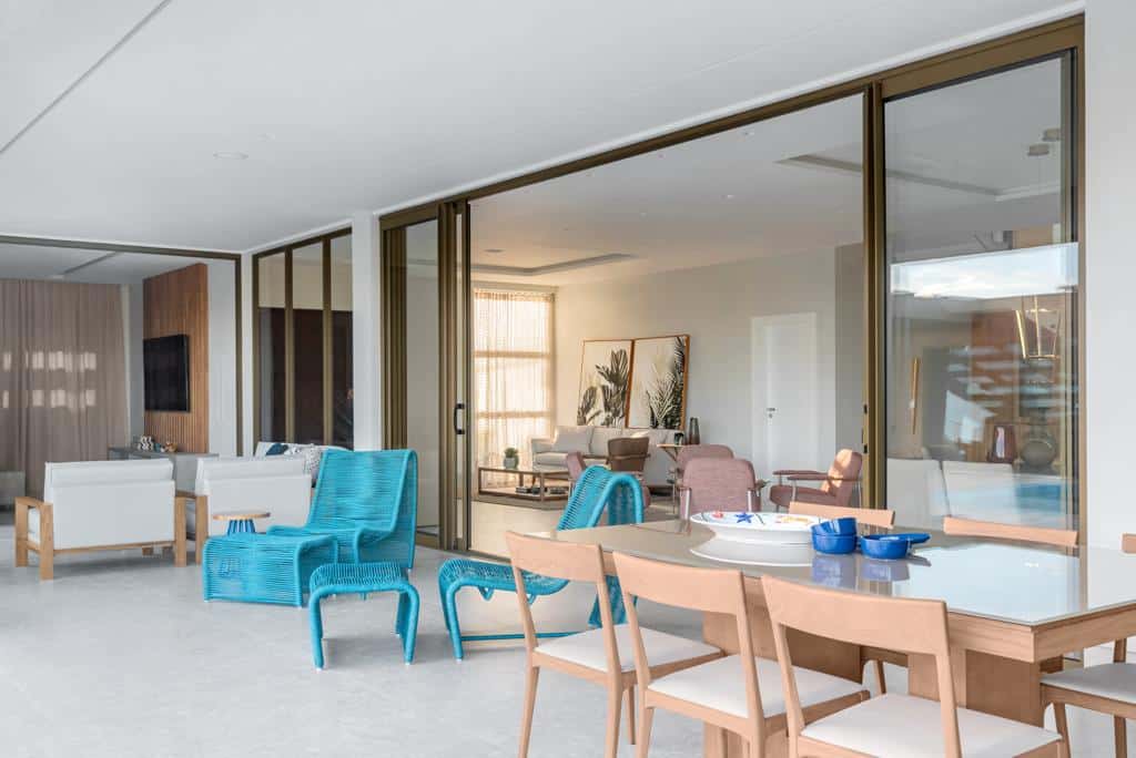 Descubra os 10 revestimentos que vão transformar sua casa de praia! 9 Casa de praia com ambiente interno e externo integrados