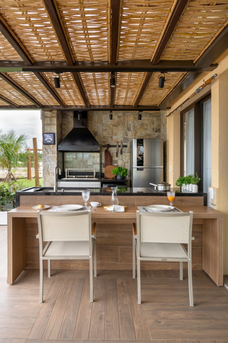 Descubra os 10 revestimentos que vão transformar sua casa de praia! 10 porcelanato leva aparência da madeira com mais praticidade para área externa