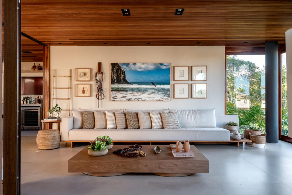 Descubra os 10 revestimentos que vão transformar sua casa de praia! 7 Sala aconchegante em casa de praia, com predominância de tons terrosos e elementos naturais