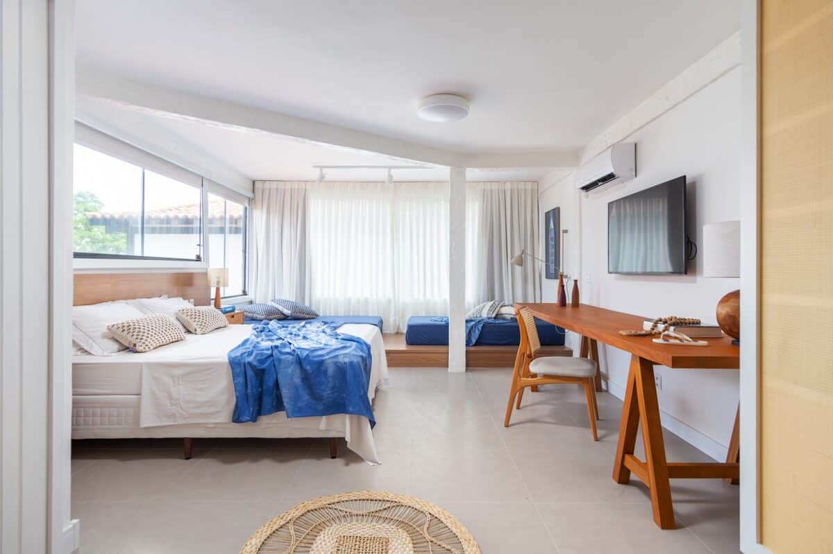 Descubra os 10 revestimentos que vão transformar sua casa de praia! 5 Quarto de casal em casa de praia, com tons neutros e detalhes em azul e madeira