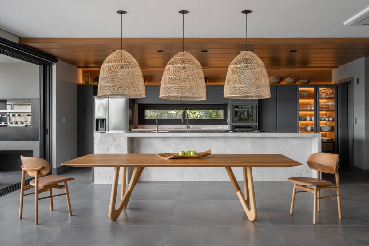 Descubra os 10 revestimentos que vão transformar sua casa de praia! 2 Cozinha de casa de praia com detalhes em madeira e artesanato