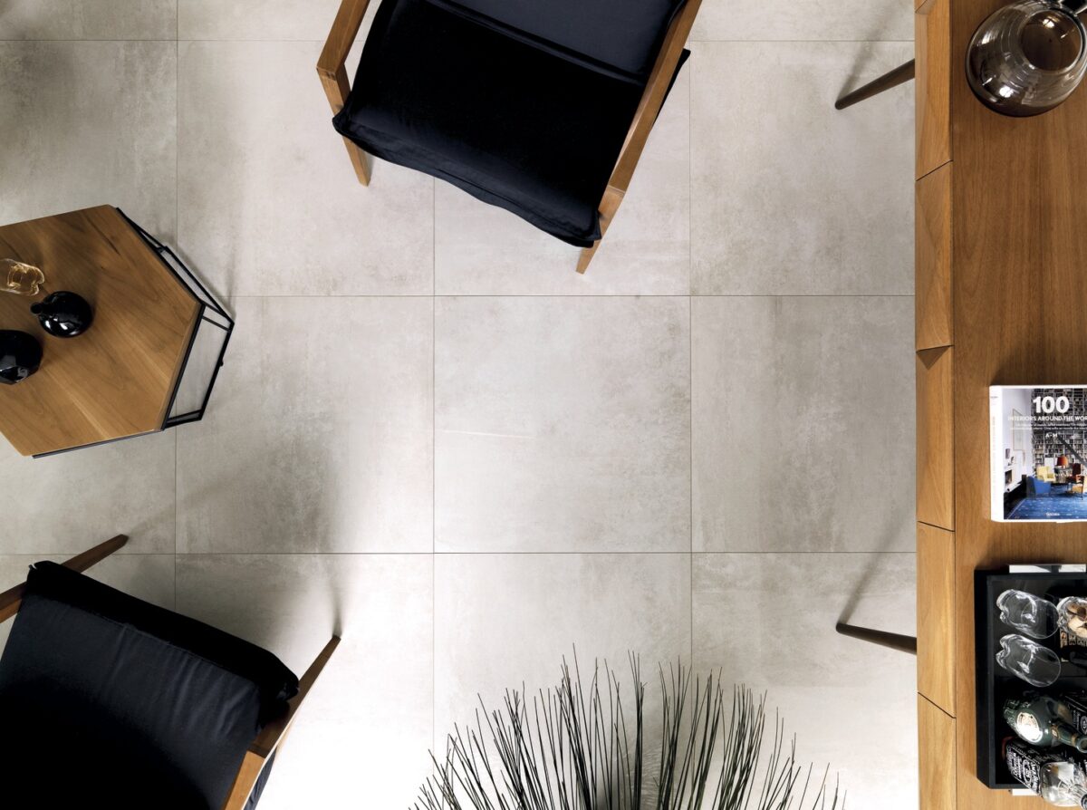 Porcelanato cimento queimado: dê um toque urbano à decoração 10. 2 É possível encontrar porcelanato cimento queimado nos acabamentos natural, polido e EXT (Projeto: Portobello)