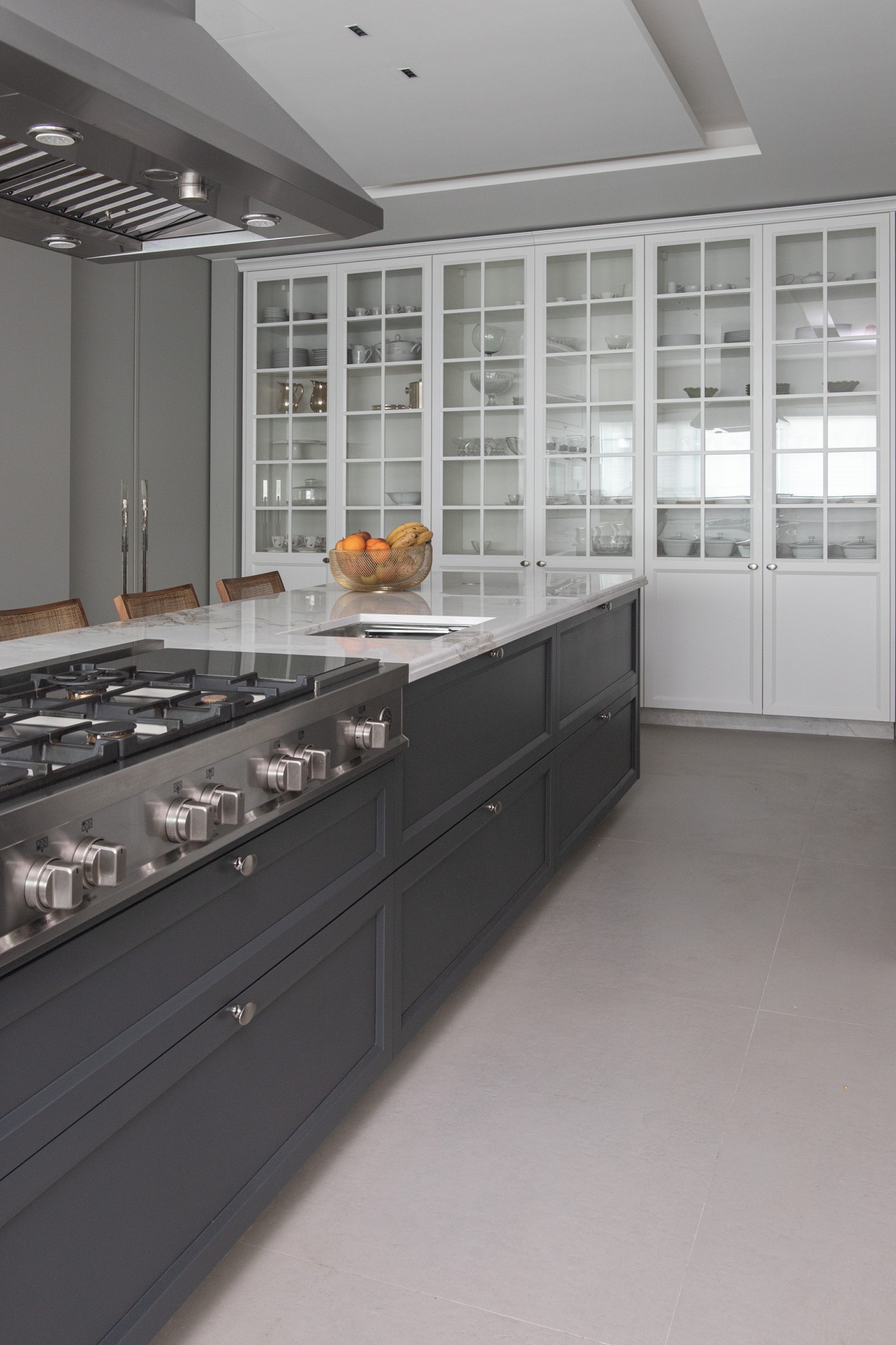 Transforme seu Espaço com o Toque Urbano do Porcelanato Cimento Queimado! 7 O piso de porcelanato cimento queimado é uma alternativa contemporânea e elegante para quartos, salas, cozinhas, banheiros e áreas externas (Projeto: AMMO Arquitetura e Interiores)