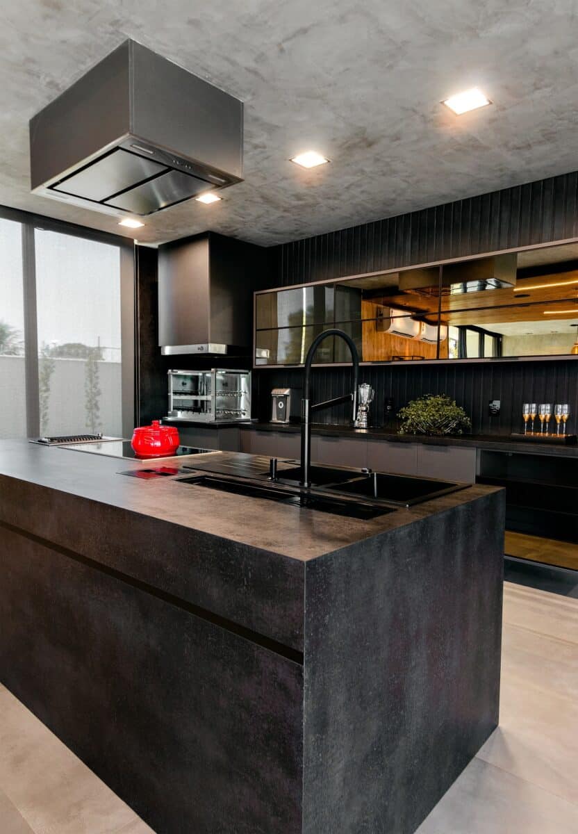 Porcelanato cimento queimado: dê um toque urbano à decoração 10. 9 Bancada em porcelanato é prática e resistente (Projeto: Bethania Campos Arquitetura / Foto: Suedy Lorenna)