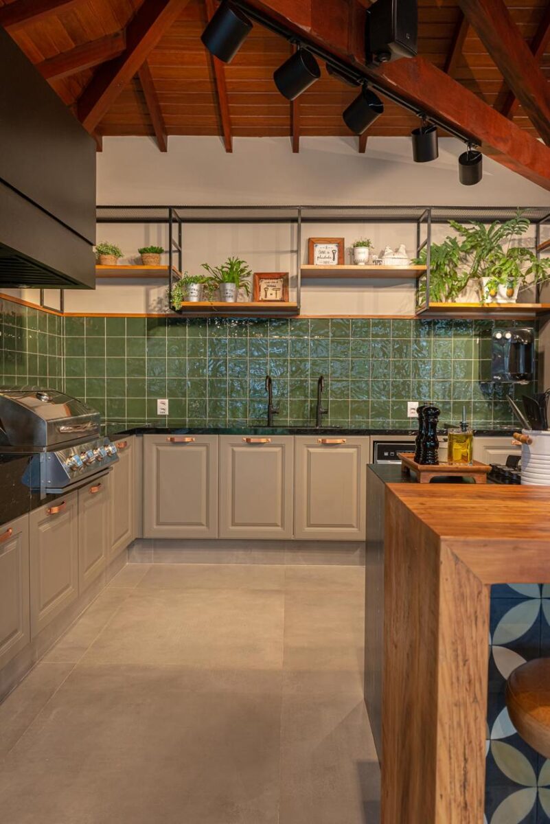 Transforme seu Refúgio: 10 Projetos de Casa de Fazenda que Irão Encantar Você! 7 Mesmo usando elementos modernos, casa de fazenda se mantém rústica (Projeto: Fabiana Oliveira)