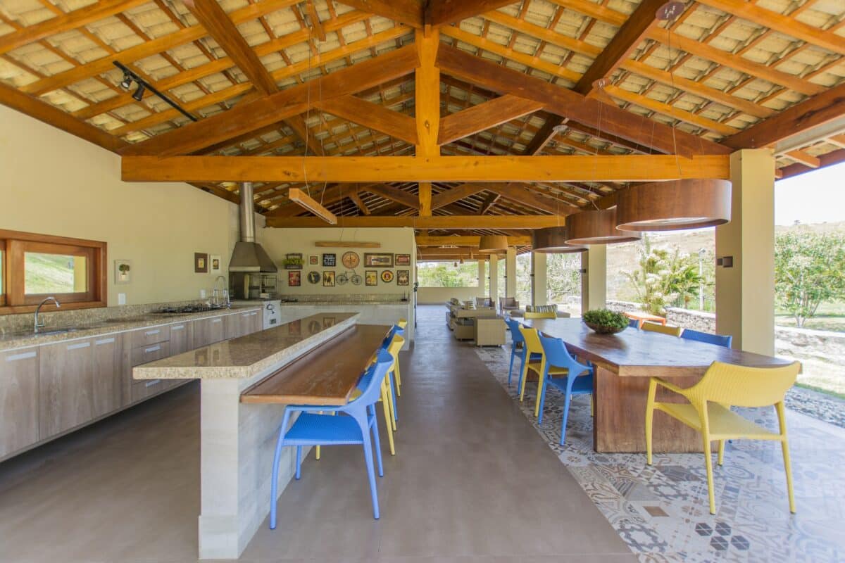 Transforme seu Refúgio: 10 Projetos de Casa de Fazenda que Irão Encantar Você! 2 Apesar de ampla, a área gourmet mantém a ideia de acolhimento e reunião (Projeto: Cardoso Chouza Arquitetos) / Foto: Pemón Chouza
