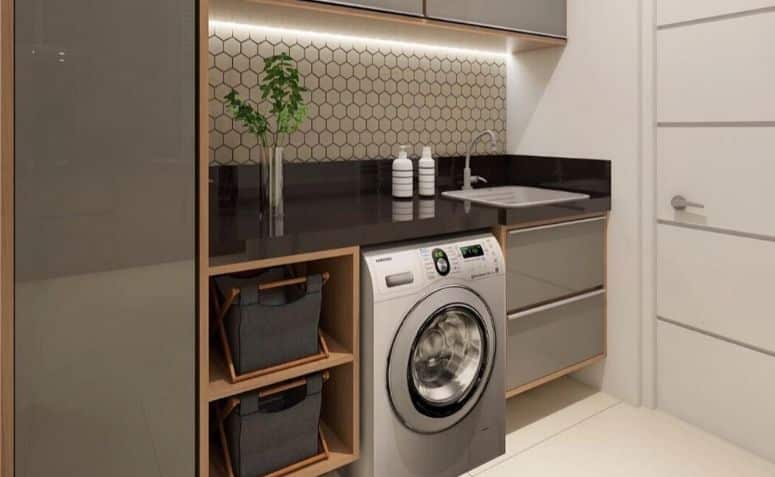 Transforme sua Lavanderia: Ideias Incríveis para Organizar Seu Espaço com Estilo! 3 Uma lavanderia planejada pode ajudar muito quem deseja manter esse cantinho em ordem. Contando com armários, gavetas e alternativas criativas, vai ficar mais fácil manter a sua lavanderia organizada e com uma aparência incrível.