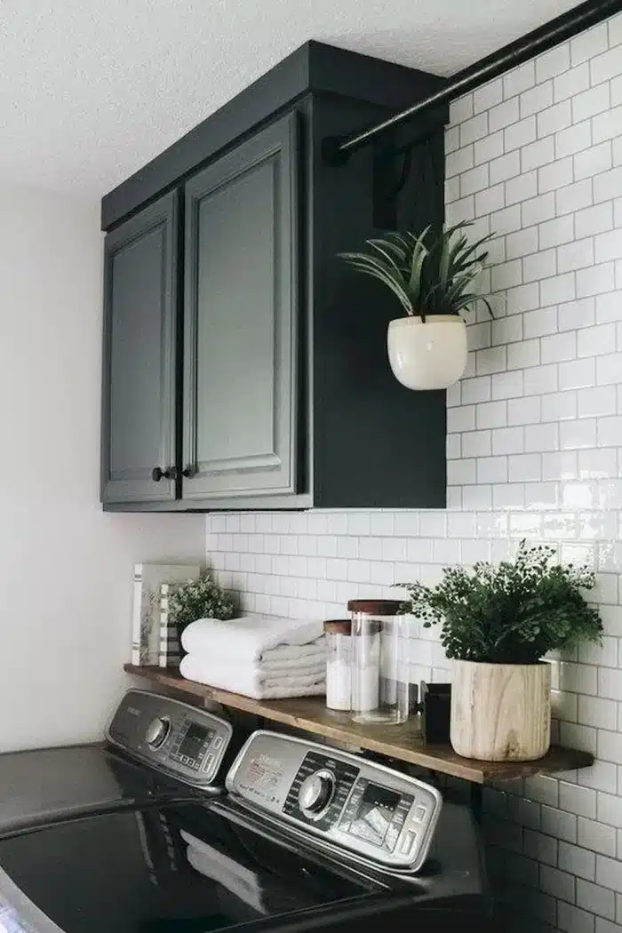 Decoração de Lavanderias Pequenas: Dicas para um Ambiente Funcional 2 Foto de uma lavanderia pequena com revestimento e decoração moderna.