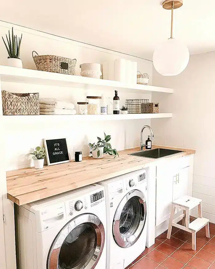 Decoração de Lavanderias Pequenas: Dicas para um Ambiente Funcional 10 Foto de uma lavanderia pequena bem organizada e funcional com detalhes contemporâneos.