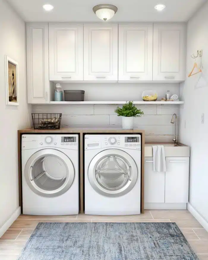 Decoração de Lavanderias Pequenas: Dicas para um Ambiente Funcional 3 Foto de uma lavanderia pequena otimizada com armários.