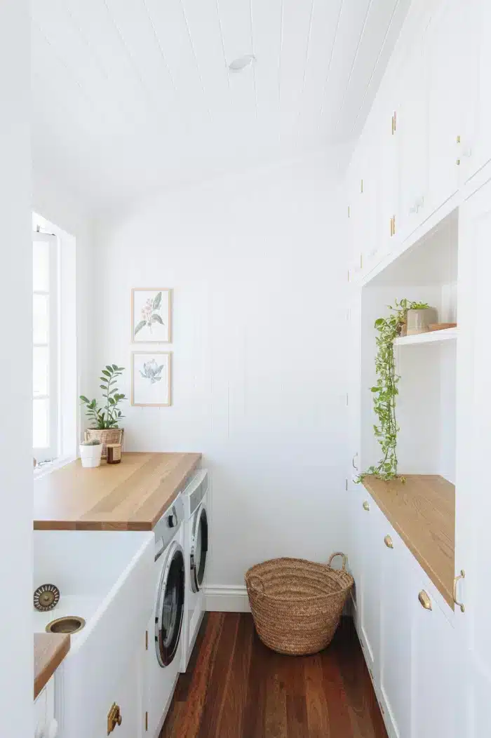 Decoração de Lavanderias Pequenas: Dicas para um Ambiente Funcional 5 Foto de uma lavanderia pequena com prateleiras e acessórios organizadores.