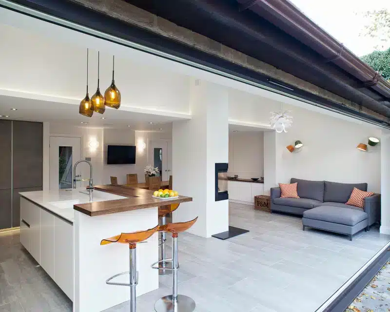 8 Modelos de Edículas para Valorizar sua Casa 2 Modelos de edícula moderna com espaço aberto, perfeita para integração com a natureza.