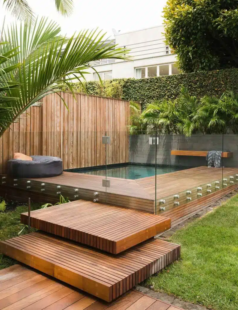 8 Modelos de Edículas para Valorizar sua Casa 10 Modelo de edícula com deck, ideal para relaxar em regiões quentes.