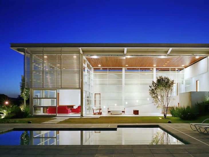 PAREDE DE VIDRO DEIXA A ARQUITETURA MODERNA E COM VISUAL DE TIRAR O FÔLEGO 3 Foto: Reprodução /REINACH MENDONÇA