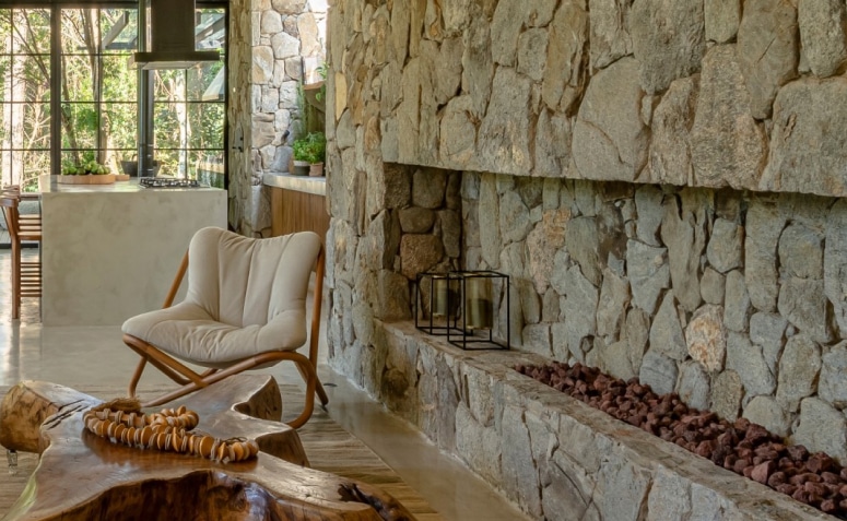 Pedras decorativas: 60 inspirações fantásticas de revestimento 2 Realce na lareira com a beleza das pedras decorativas